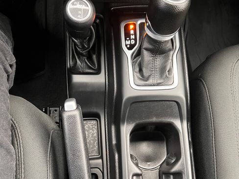 Used 2018 Jeep Wrangler Sport image 17