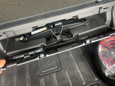 Used 2022 Subaru Ascent Limited image 10