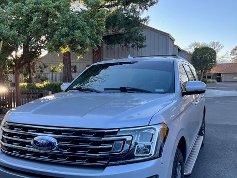 Used 2018 Ford Expedition XLT w/ Equipment Group 202A image 2