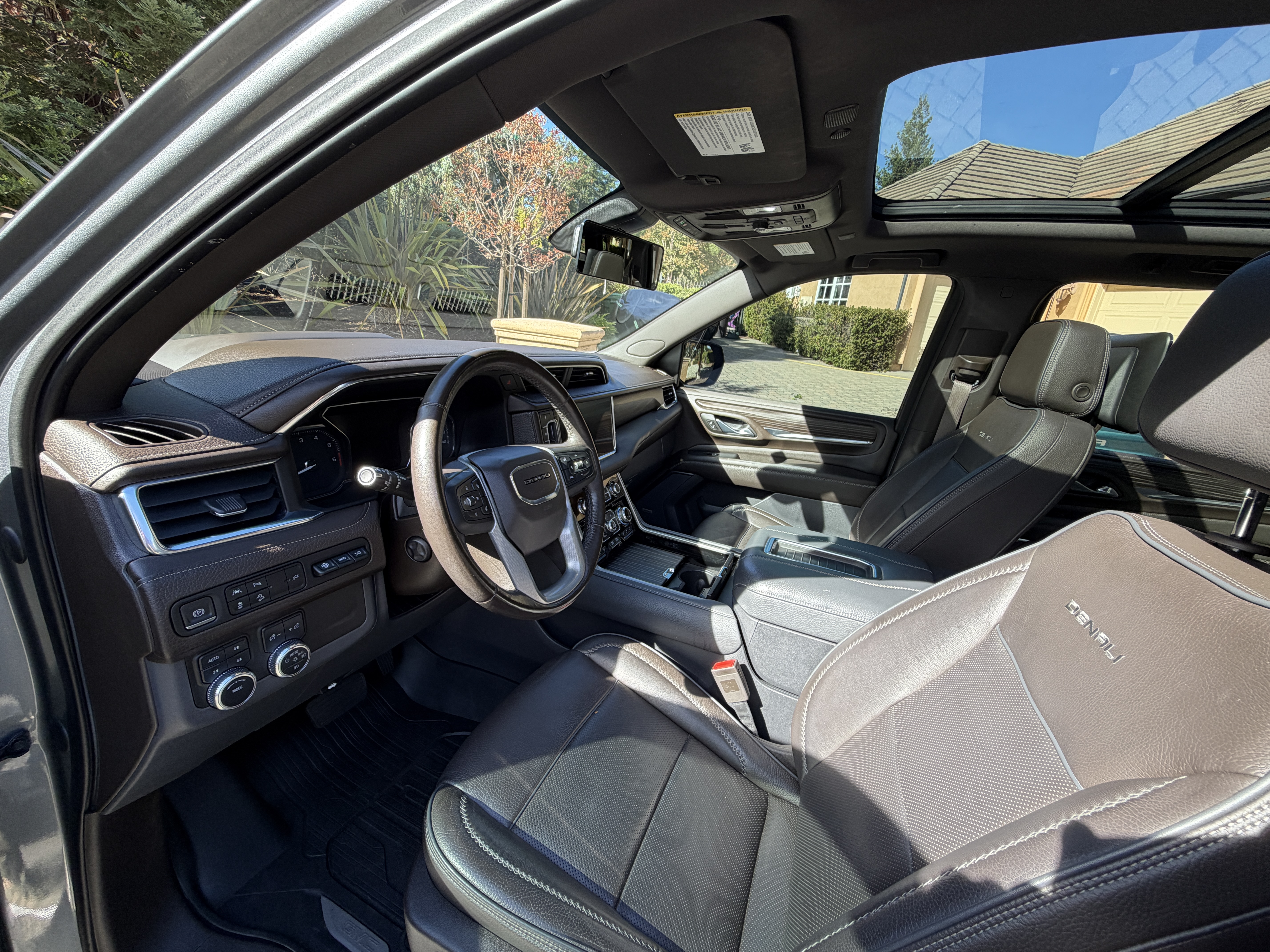 Used 2021 GMC Yukon XL Denali w/ LPO, Illumination Package AWD/4WD image 11