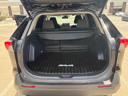 Used 2022 Toyota RAV4 XLE AWD/4WD image 16