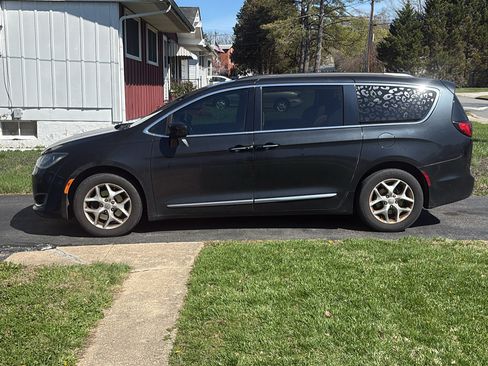 Used 2017 Chrysler Pacifica Touring-L w/ Tire & Wheel Group image 6