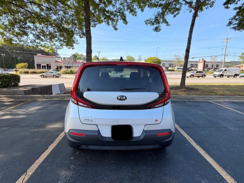 Used 2021 Kia Soul S FWD image 2