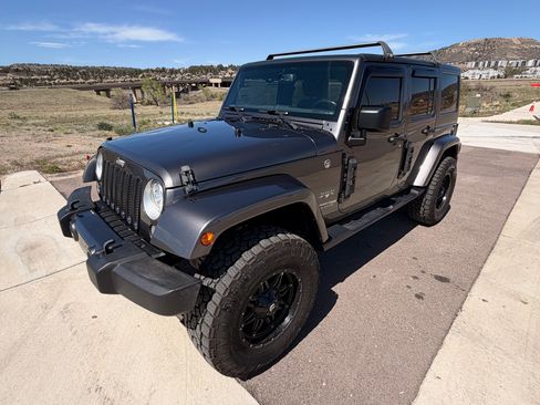 Used 2018 Jeep Wrangler Unlimited Sahara AWD/4WD image 9