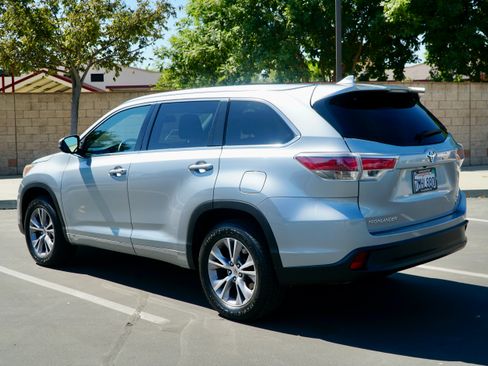 Used 2015 Toyota Highlander XLE FWD image 6