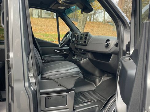 Used 2024 Mercedes-Benz Sprinter 2500 image 6