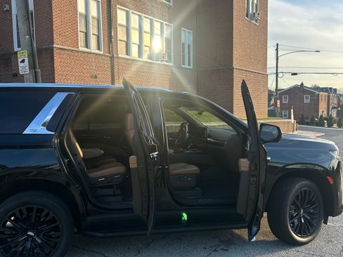 Used 2023 Cadillac Escalade Premium Luxury AWD/4WD image 19