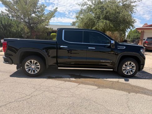 Used 2023 GMC Sierra 1500 Denali w/ Technology Package AWD/4WD image 4