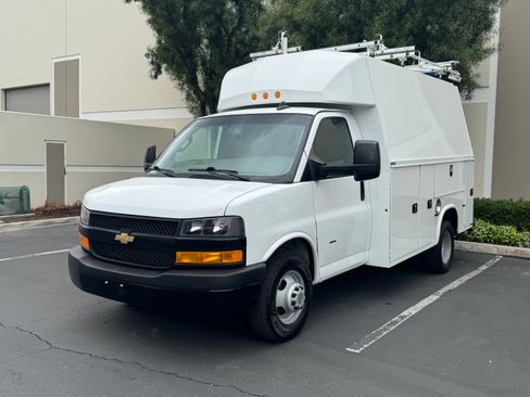 Used 2022 Chevrolet Express 3500 w/ Power Convenience Package image 2