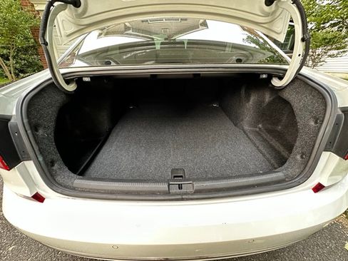 Used 2018 Volkswagen Passat 2.0T SEL Premium image 16