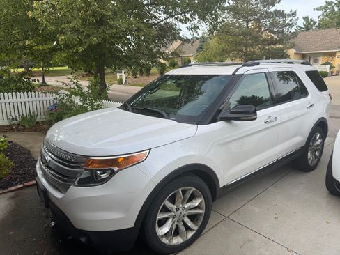 Used 2013 Ford Explorer XLT FWD image 2