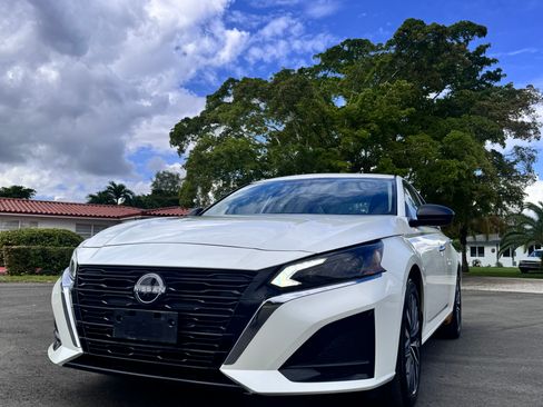 Used 2024 Nissan Altima 2.5 SV image 2