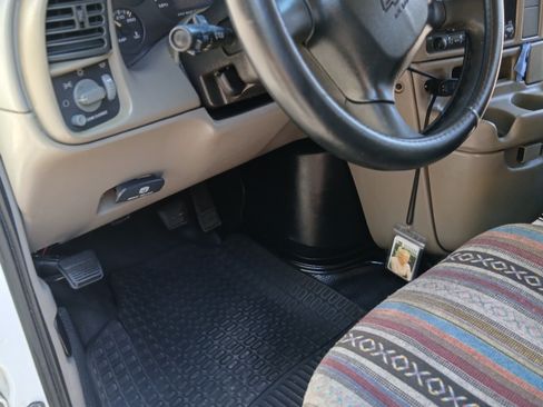 Used 2005 Chevrolet Astro w/ Convenience Package image 19