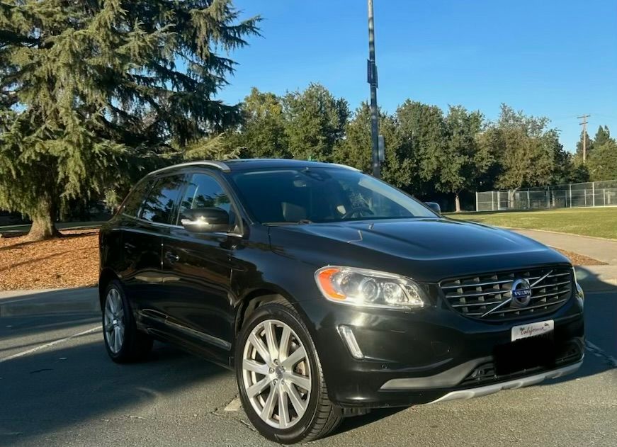 Used 2017 Volvo XC60 T5 Inscription w/ Preferred Option Package FWD image 1