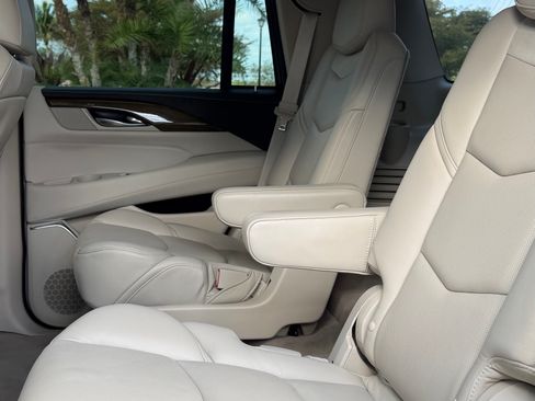 Used 2019 Cadillac Escalade Luxury image 25