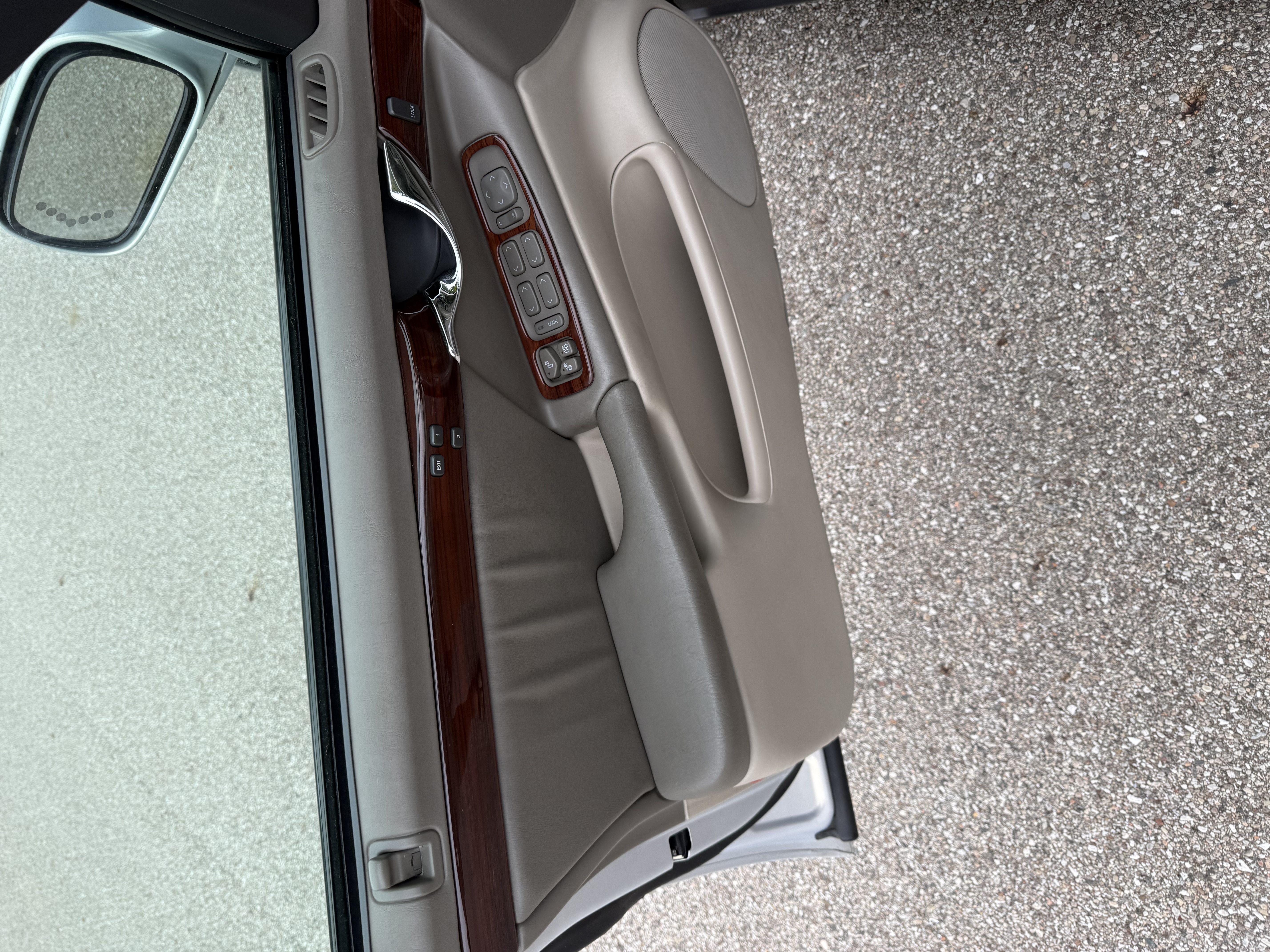 Used 2005 Cadillac De Ville w/ Limited Edition Package FWD image 2