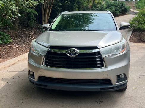 Used 2014 Toyota Highlander XLE AWD/4WD image 1
