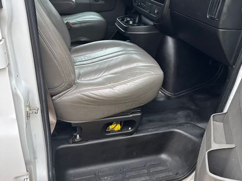 Used 2018 Chevrolet Express 3500 LS image 8