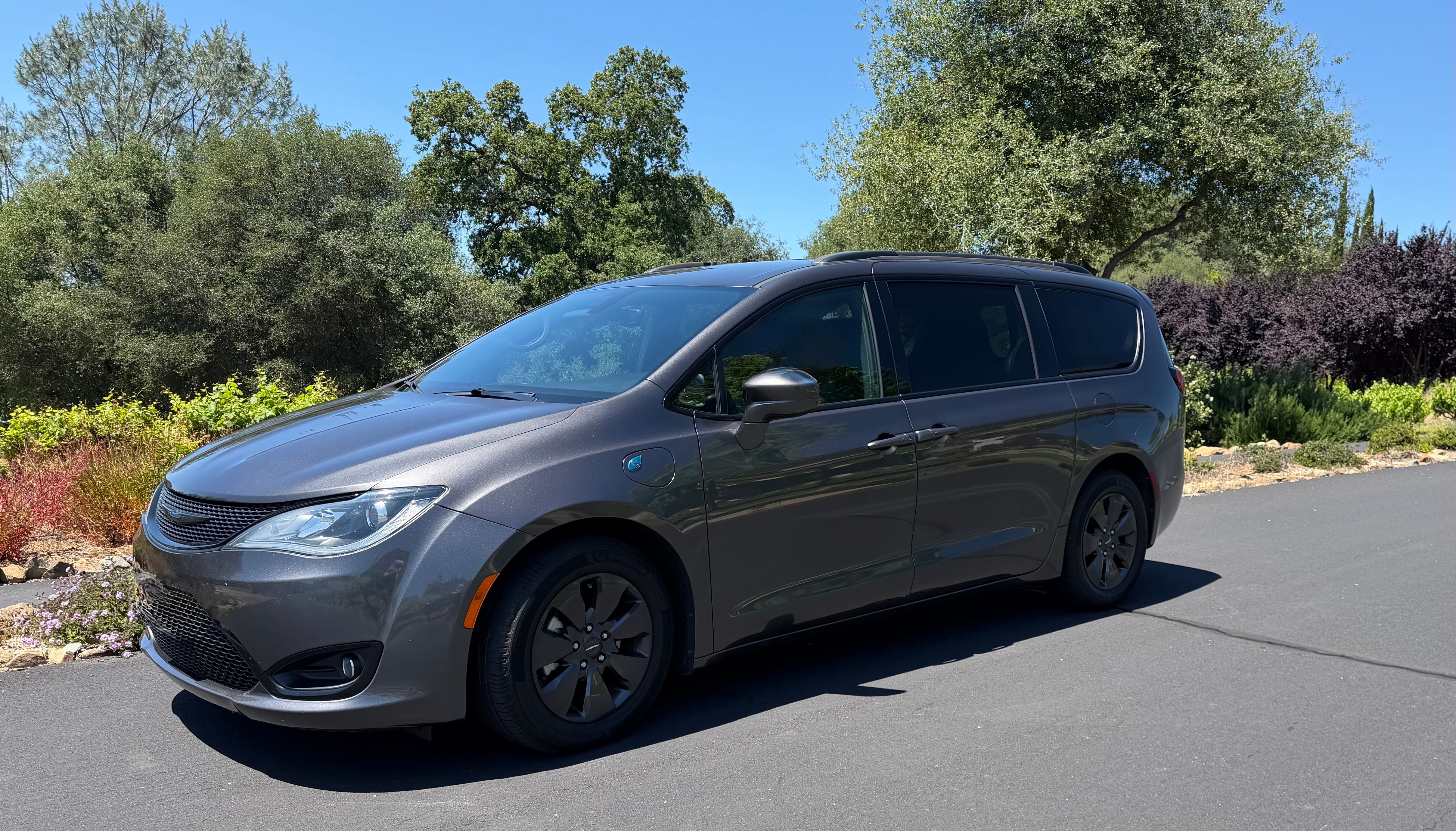Used 2020 Chrysler Pacifica Touring-L w/ S Appearance Package FWD image 2