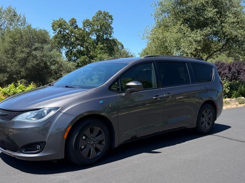 Used 2020 Chrysler Pacifica Touring-L w/ S Appearance Package FWD image 2