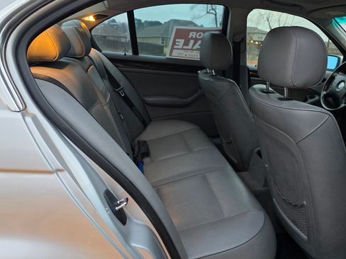 Used 2004 BMW 330xi Sedan image 18