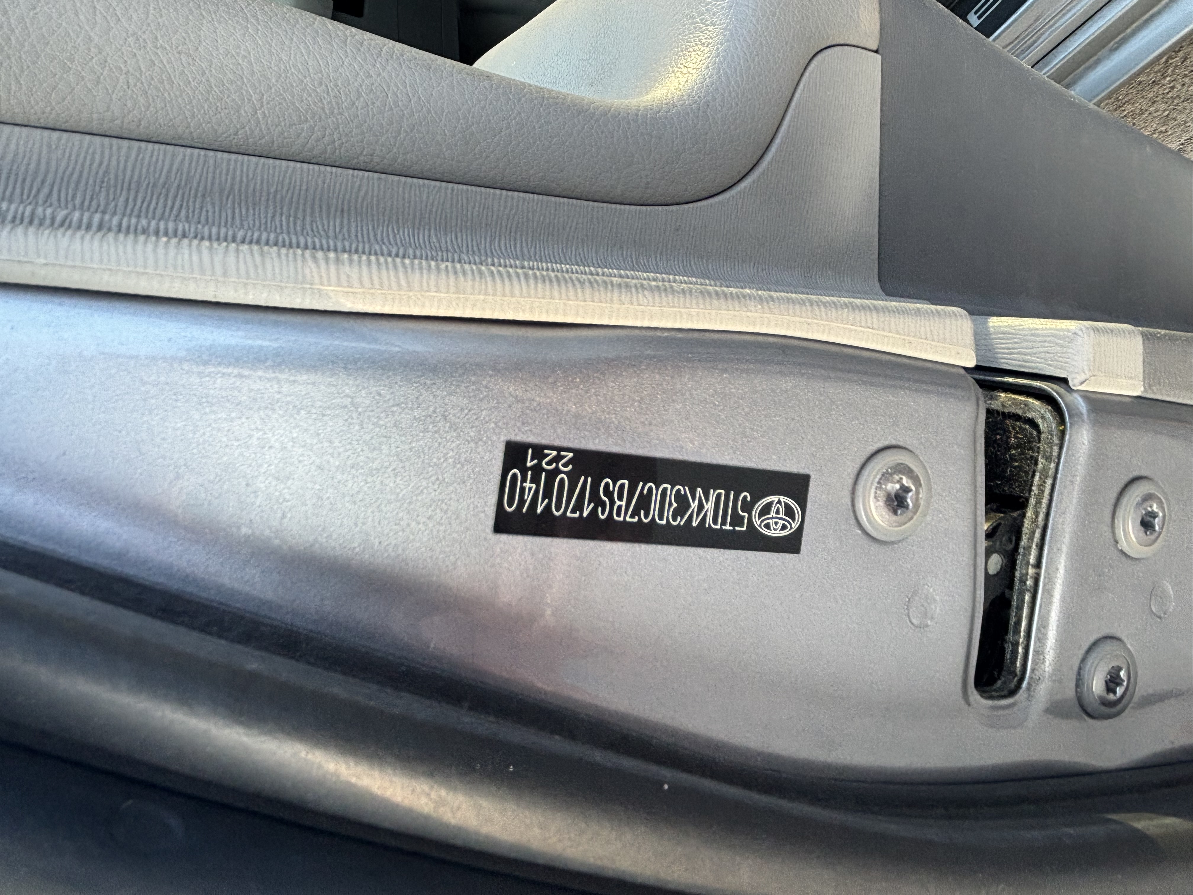 Used 2011 Toyota Sienna LE w/ Towing Pkg FWD image 1