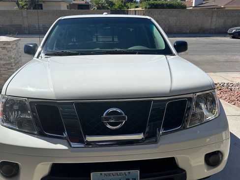 Used 2018 Nissan Frontier SV image 2