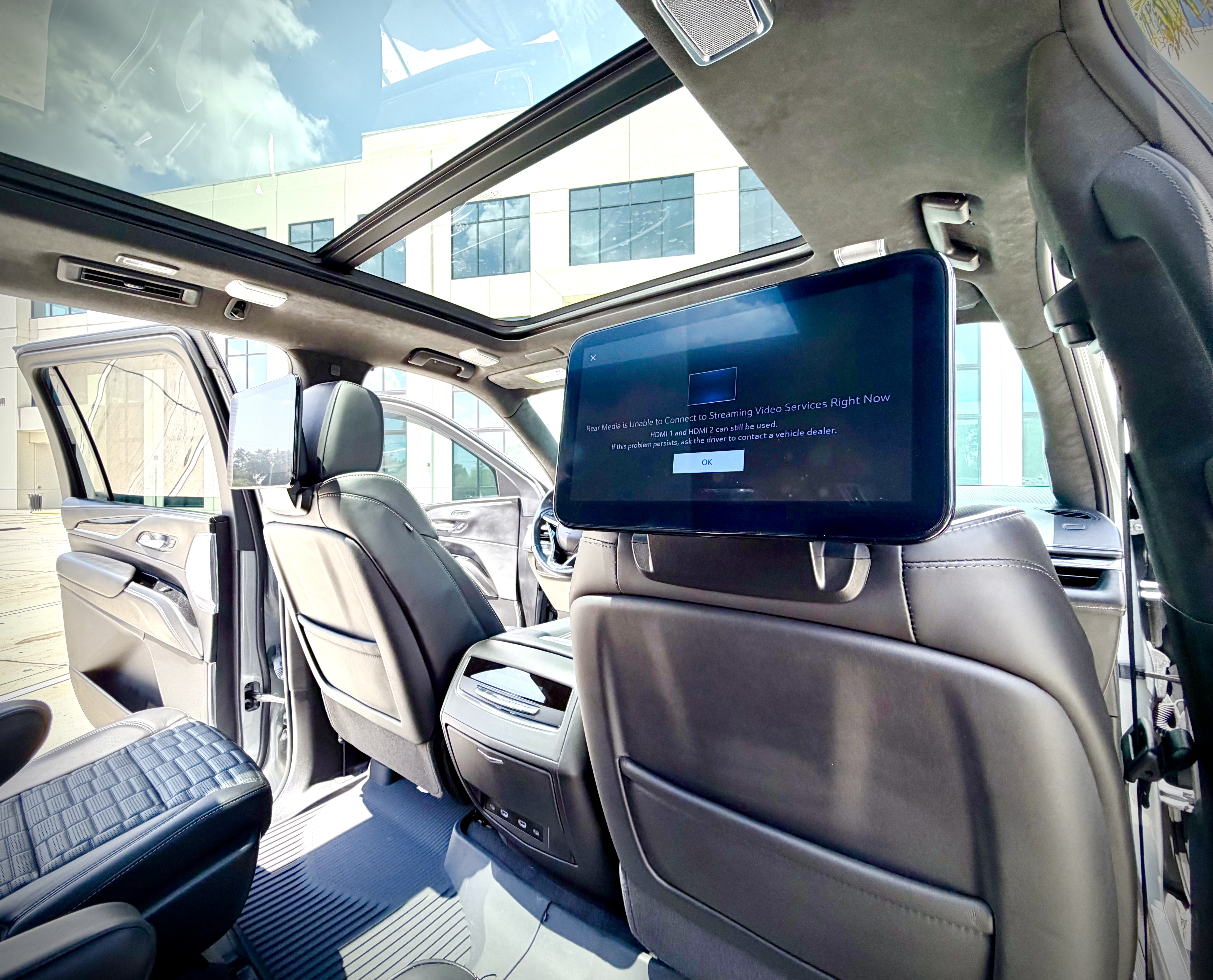 Used 2023 Cadillac Escalade ESV V AWD/4WD image 4