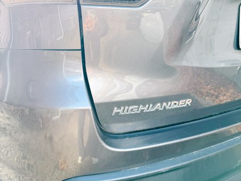 Used 2017 Toyota Highlander LE image 6