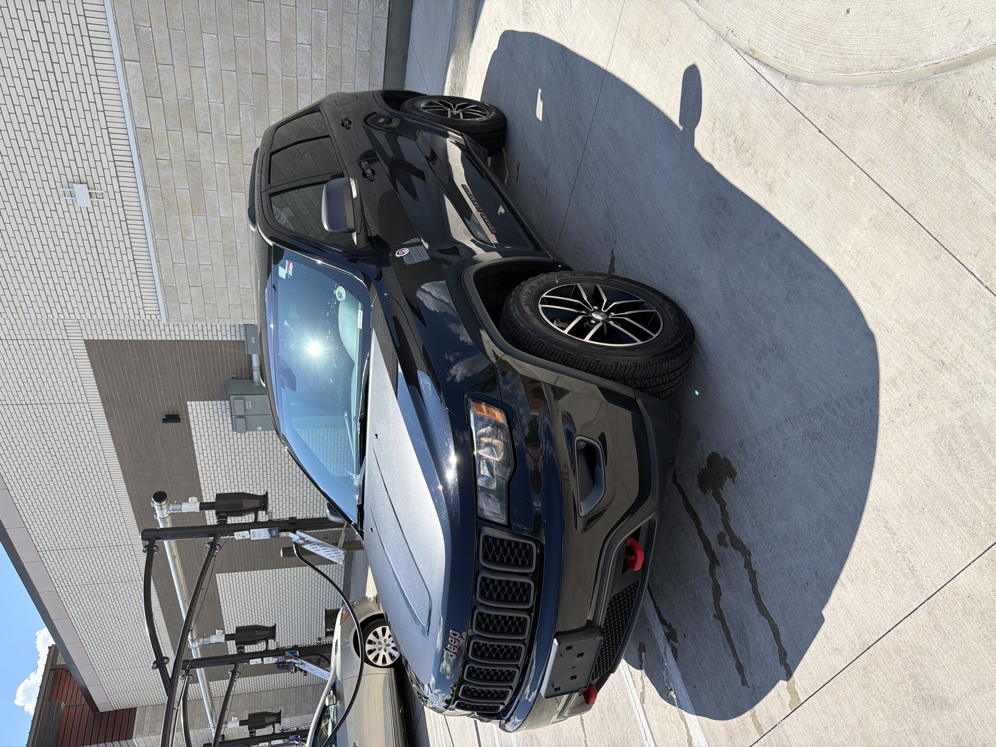 Used 2017 Jeep Grand Cherokee Trailhawk AWD/4WD image 2