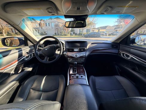 Used 2018 INFINITI Q70 Luxe image 10