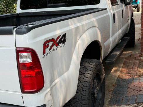 Used 2015 Ford F250 XLT w/ XLT Premium Package AWD/4WD image 11