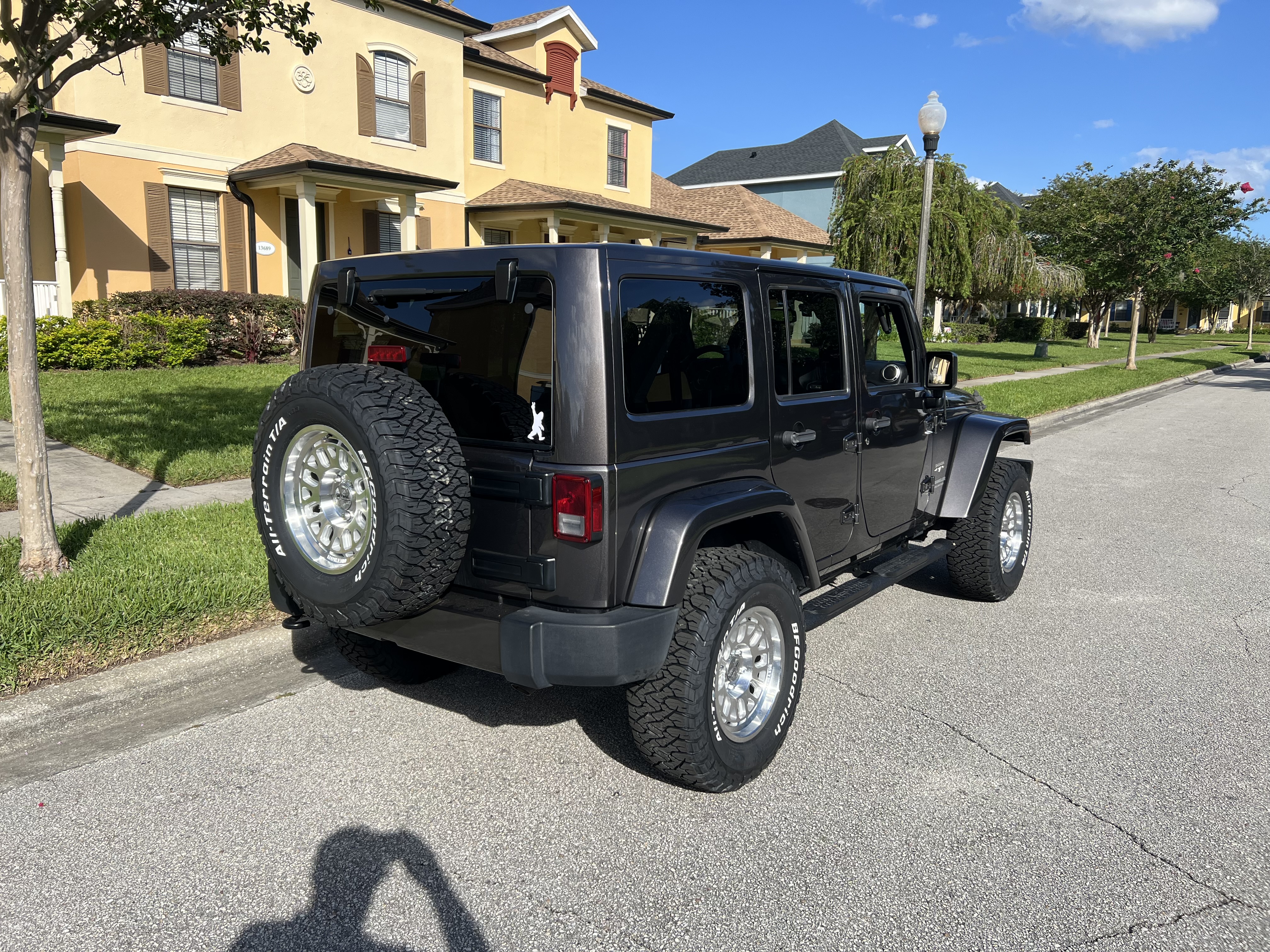 Used 2017 Jeep Wrangler Unlimited Sahara w/ Connectivity Group AWD/4WD image 5