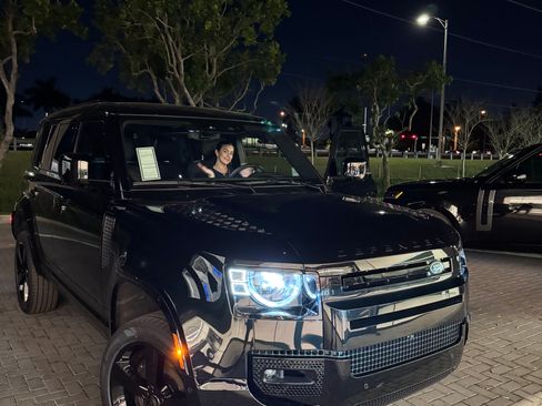 Used 2025 Land Rover Defender 110 X-Dynamic SE image 4