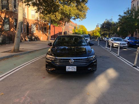 Used 2019 Volkswagen Jetta SE image 2