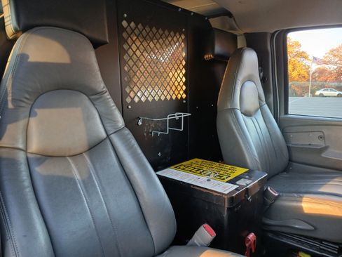 Used 2009 Chevrolet Express 3500 Extended image 14