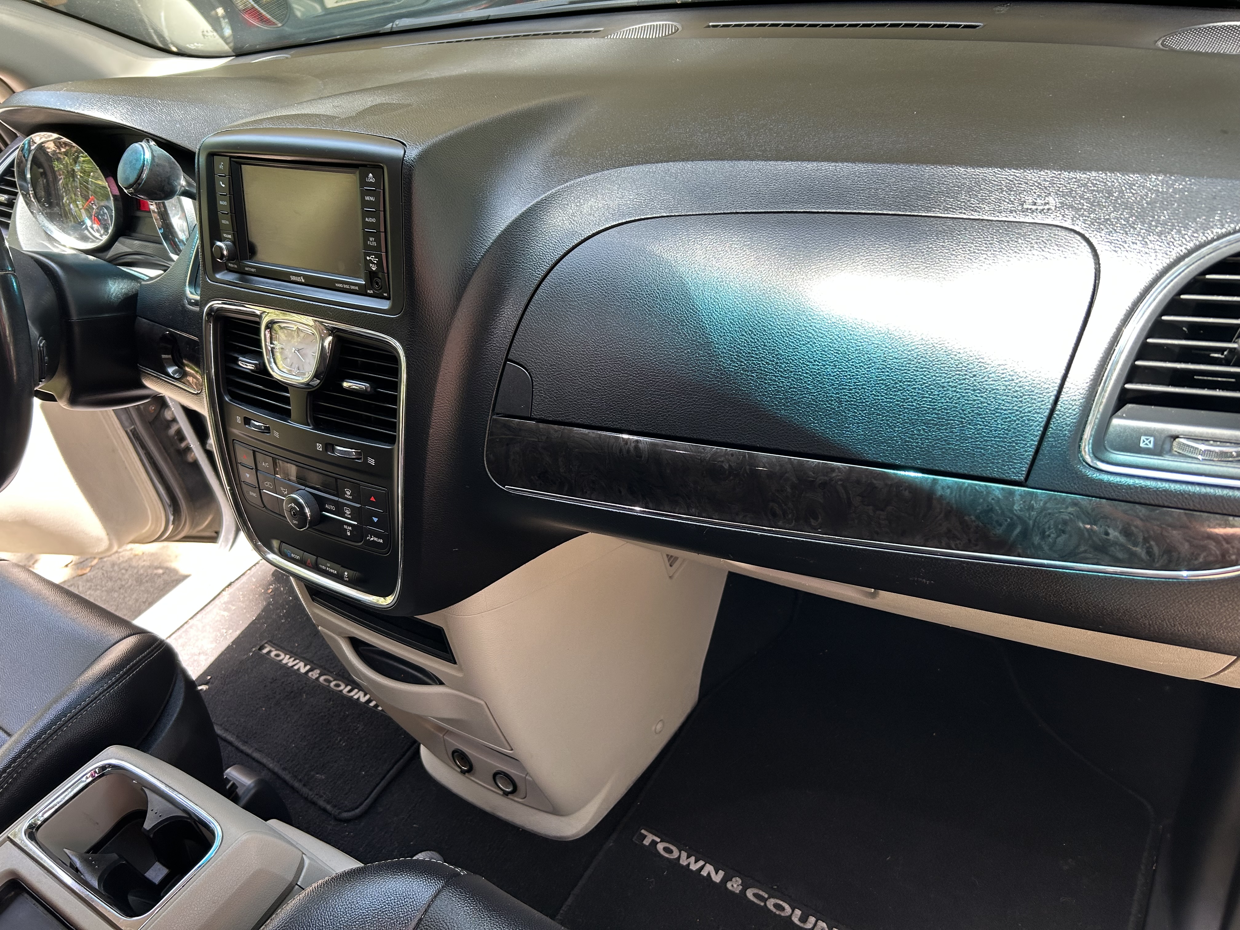 Used 2015 Chrysler Town & Country Touring FWD image 13