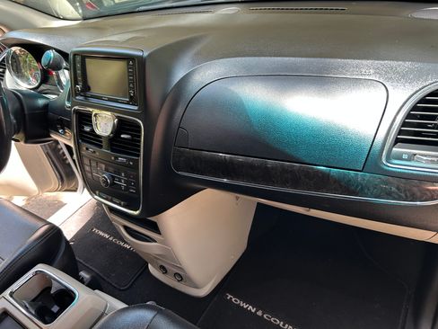 Used 2015 Chrysler Town & Country Touring image 13