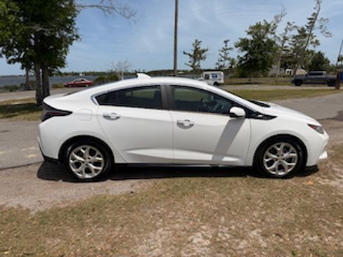 Used 2017 Chevrolet Volt Premier w/ Driver Confidence II Package FWD image 8