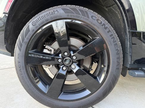 Used 2025 Land Rover Defender 130 X-Dynamic SE image 9