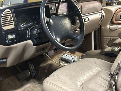 Used 1997 GMC Yukon 4WD 4-Door w/ Marketing Opt Pkg 5 image 10