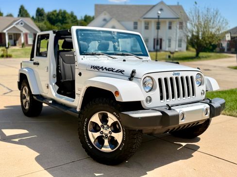 Used 2017 Jeep Wrangler Unlimited Sahara w/ Connectivity Group AWD/4WD image 14