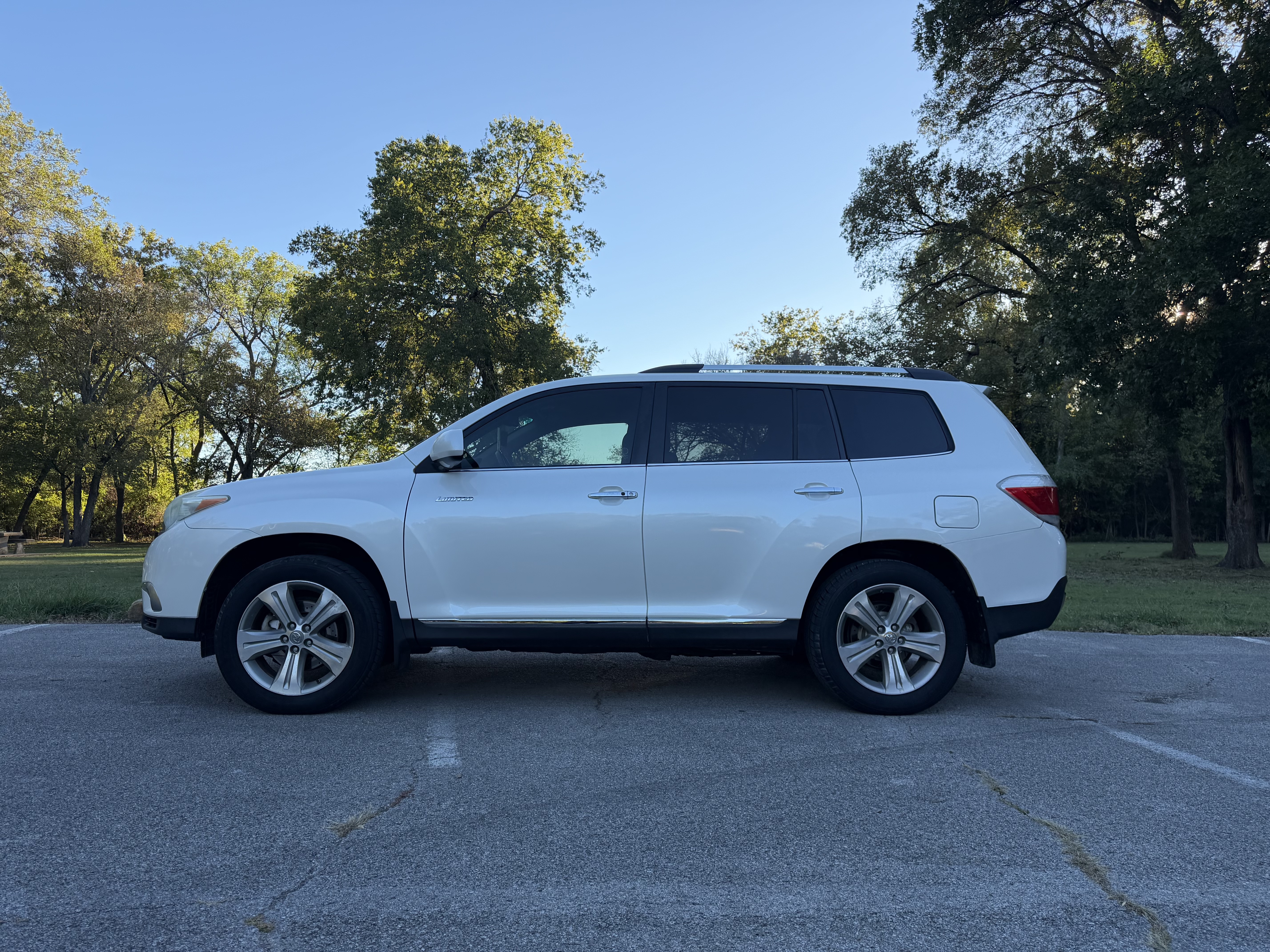 Used 2012 Toyota Highlander Limited w/ Tow Pkg FWD image 1