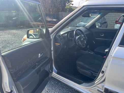 Used 2013 Kia Soul + w/ Audio Pkg FWD image 9