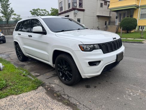Used 2018 Jeep Grand Cherokee Altitude image 5