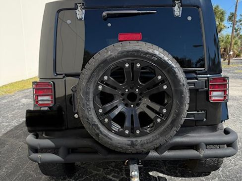 Used 2013 Jeep Wrangler Unlimited Sahara w/ Connectivity Group image 8