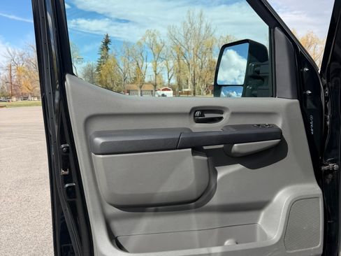 Used 2021 Nissan NV 3500 SL RWD image 12