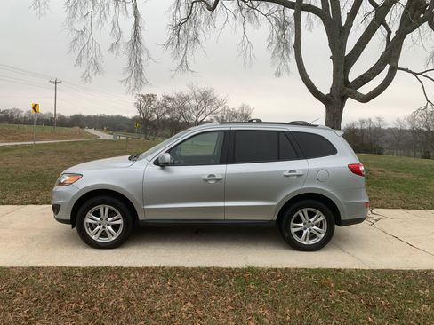 Used 2010 Hyundai Santa Fe SE image 2