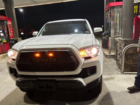 Used 2017 Toyota Tacoma SR w/ Tow Package AWD/4WD image 2