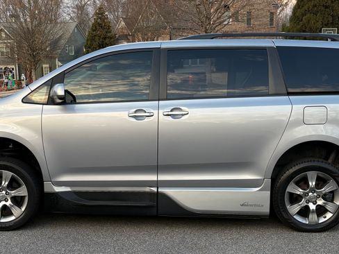 Used 2013 Toyota Sienna SE image 9